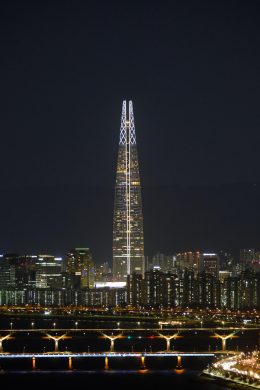 人人影视在线观看推荐：韩国犯罪剧封面，夜晚城市街道场景，紧张氛围